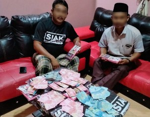 Warga Siak Geger! Beredar Foto Tumpukan Uang & Baju Kaos di Atas Meja Diduga Terkait Pilkada